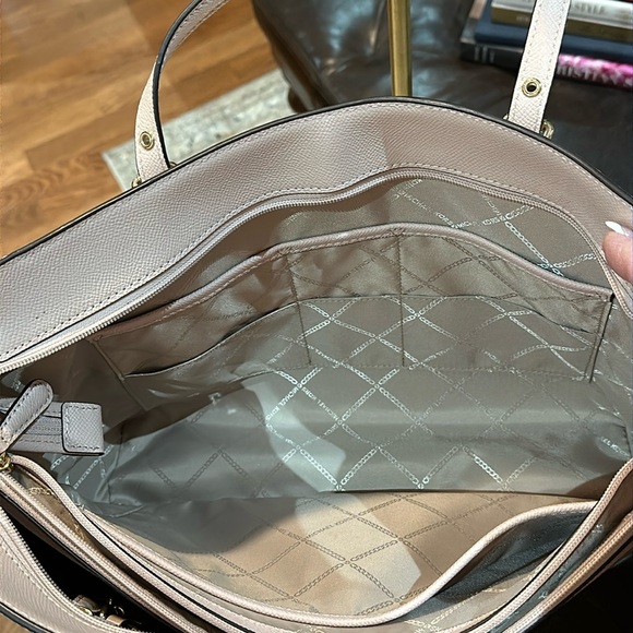 Authentic Michael Kors Voyager Medium Crossgrain Leather Tote in Blush, EUC - Picture 10 of 16